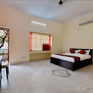 Oyo 12210 Comfort N Cozy